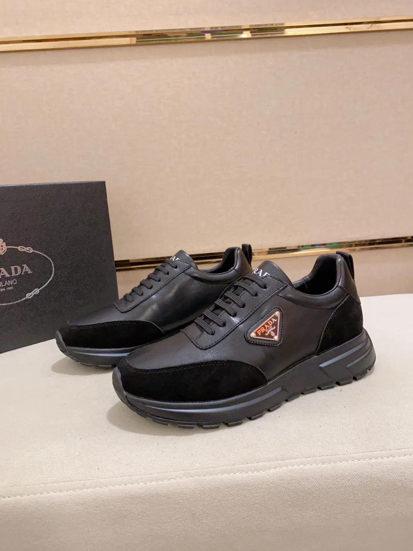 Men's shoes 💰: 500💰 [Prada～Prada] Trendy new styles are on the market. Same style as the official website. Counter quality. Original matching. [Strong] [Strong] Selected first-layer cowhide fabric. Comfortable and breathable sheepskin lining, fine workmanship, upper layer made of 100% pure cowhide, original last shape, comfortable on the feet, shoe sizes 38 to 44